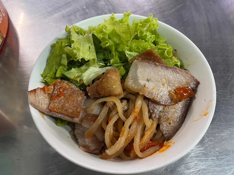 Thưởng thức m&oacute;n ngon gi&aacute; rẻ tại qu&aacute;n cao lầu Ph&uacute;c Hội An 
